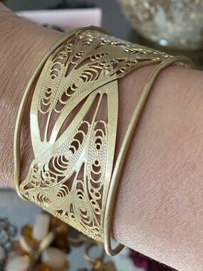 VINTAGE AVON MATTE GOLD GYLDED FILIGREE CUFF BRACELET